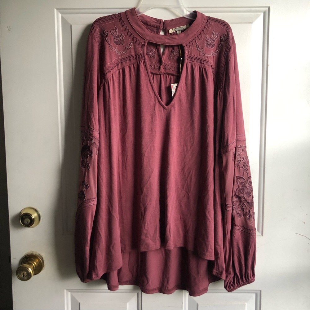 NWT gimmicks Buckle maroon floral boho hi-lo keyhole blouse size M